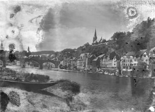 Stadt am Fluss (wahrscheinlich am Rhein). Ansicht mit Bogenbrücke