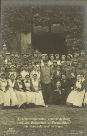 Generalfeldmarschall von Hindenburg mit den Schwestern u. Verwundeten [...]
