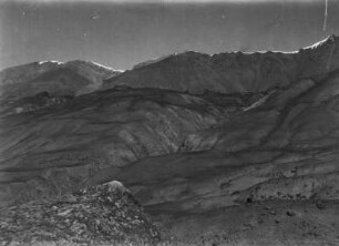 Hügel : Panorama eines Hügels mit Erosionsspuren im Tian Shan Hochgebirge