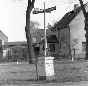 Neuenhagen. Kreuzungsbereich Carl-Schmäcke-Straße / Rudolf-Breitscheid-Straße / Hauptstraße / Hönower Chaussee. Wegweiser "Am Stern"