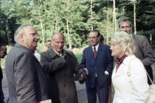 Freiburg: Gruppen im Wald, Prof. Sauer, Oberbürgermeister, Werner, Goldschagg