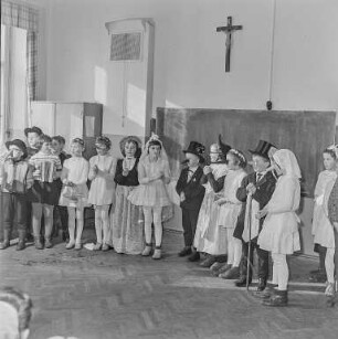 Vogelhochzeit in der Ostroer Schule 1968 : Ostro. Kinder feiern Vogelhochzeit