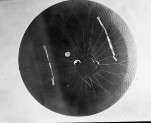 Eine Fahrt im Luftballon : Eine Fahrt im Luftballon. Der schwebende Ballon von unten gesehen