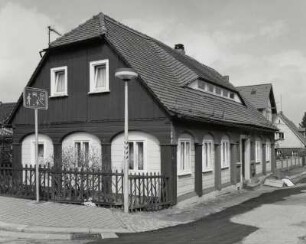Neugersdorf, Umgebindehaus : Neugersdorf. Wohnhaus (2. Hälfte 19. Jahrhundert), Wiesenstraße 30. Eckansicht