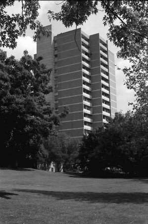 Freiburg; Landwasser: Hochhaus; Vordergrund Wiese; Auwaldstraße 98