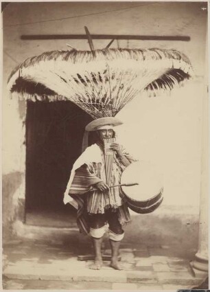 Indianischer Musikant in Festtracht in Copacabana