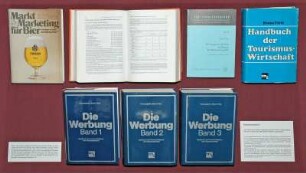 Ausstellungsvitrine zum Leben und Schaffen von Prof. Dr. Bruno Tietz (1933-1995; Professor für Betriebswirtschafts- und Handelslehre an der Universität des Saarlandes) mit Werken zu Marketing und Werbung : Dresden-Südvorstadt, Zellescher Weg 17, Bereichsbibliothek DrePunct der SLUB Dresden. Ausstellungsvitrine zum Leben und Schaffen von Prof. Dr. Bruno Tietz (1933-1995; Professor für Betriebswirtschafts- und Handelslehre an der Universität des Saarlandes) mit Werken zu Marketing und Werbung