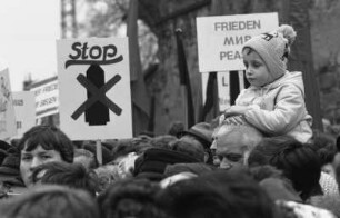 Demonstranten bei einer Friedensdemo in Torgau während des 40. Jahrestages der Begegnung zwischen den sowjetischen und den amerikanischen Truppen