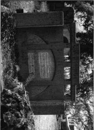 Grabstein 101 (Index: 99618521) Maße HxBxT: 173x270x24 cm Besonderheit: kulturhistorisch wertvoll / künstl.-formale Gründe (Steingestaltung); - Familiengrab: Grabstein 101