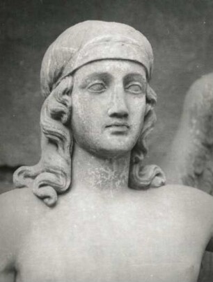 Grabmal der Familie Ritter von Hella : Grabmal der Familie Ritter von Hella. Sandstein. Engel mit Kappe. Prag-Královské Vinohrady, Olšaner Friedhof