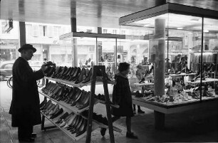 Freiburg i. Br.: Shopping: Schuhstand vor dem Schuhgeschäft Salamander