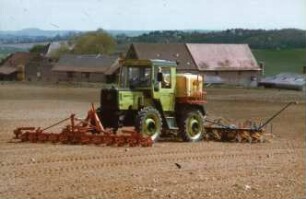 Fotografie: Frontanbau, Krümelwalze, Einzelkornsämaschine, Feldspritzgerät