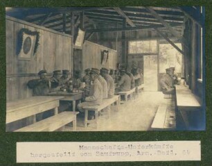 Foto von Soldaten im Speisesaal der vom Armierungsbataillon hergestellten Mannschaftsunterkunft