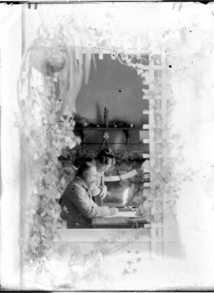 Wohnung der Familie Knochenhauer, Ehepaar Bruno und Fanny Knochenhauer am Tisch sitzend bzw. stehend. Blick (von der Veranda?) durch ein Fenster in das Zimmer : Kattowitz, Friedensstraße 2. Wohnung der Familie Knochenhauer, Ehepaar Bruno und Fanny Knochenhauer am Tisch sitzend bzw. stehend. Blick (von der Veranda?) durch ein Fenster in das Zimmer
