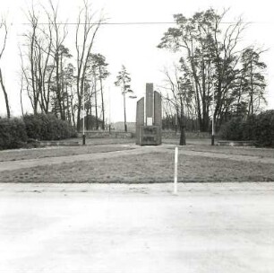 Neuhausen/Spree-Haasow. Sowjetischer Ehrenfriedhof. Ehrenmal (nach 1945). Straßenansicht