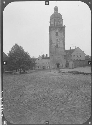Altenburg. Turm der ehem. Pfarrkirche St. Nikolai (Nikolaiturm, Erwähnung 1140, Restaurierung 1876-1878). Ansicht von Westen