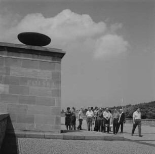 Weimar-Buchenwald. Mahnmal auf der Südseite des Ettersbergs (1954-1958), Straße der Nationen mit Pylon der Nation Polen