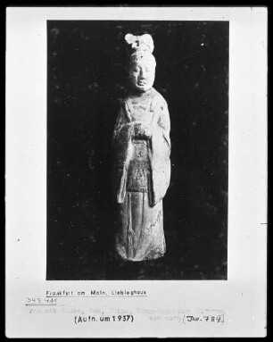 Frau mit Haube