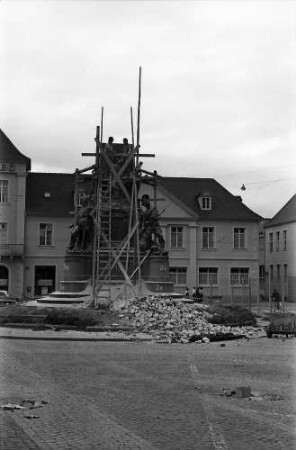 Freiburg i. Br.: Abbau des Siegesdenkmals (Sockel)