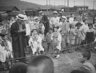 Tempelfest : Erwachsenen und Kinder in traditioneller Festkleidung sowie Alltagskleidung zum Tempelfest (O-matsuri), vielleicht dem Yamabiki Matsuri im August