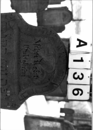 Grabstein 136 (Index: 99903955) Material: Sandstein Maße HxBxT: 129x55x7 cm: Grabstein 136A