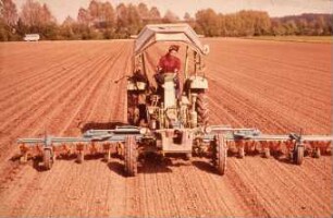Fotografie: Pflegegerät, Hackmaschine, Geräteträger, Zwischenachsanbau