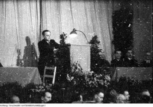 Dresden, Glacisstraße, Tonhalle (Kleines Haus). Öffentliche Sitzung des Stadtrates. Redner Walter Weidauer, 5. Januar 1946