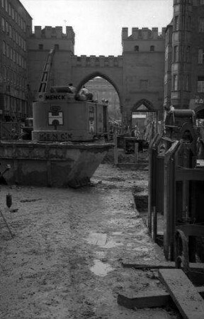 München: S-Bahnbau, Kaufingerstraße, Baustelle mit Karlstor von Neuhauser Straße
