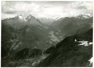 Südtirol. Taufers. Blick vom Speikboden (Sonklarhütte) nach Osten in die Durreck-Gruppe mit Großem Moosstock. Rechts die Streusiedlung Ahornach bei Sand in Taufers, links der Weiler Pojen