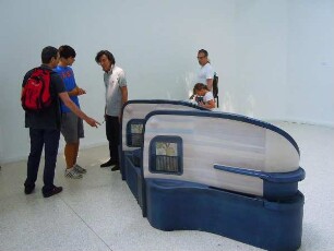 Venedig - Besucher der Biennale : Besucher betrachten zeitgenössische Kunstwerke in der Biennale von Venedig, hier eine Flugsesselinstallation im Pavillon der USA. Aufgenommen am 6. August 2011