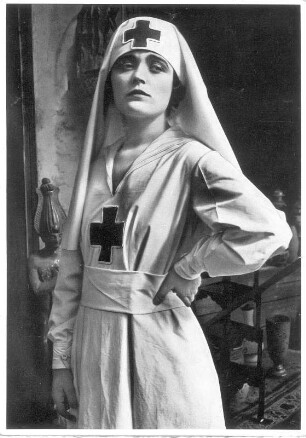 Pola Negri als Krankenschwester im Stummfilm "Vendetta" von Georg Jacoby. PAGU-Film Berlin, 1919