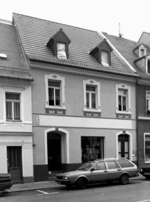Großenhain, Kirchplatz 13. Wohnhaus mit Laden (A. 19. Jh.). Straßenansicht