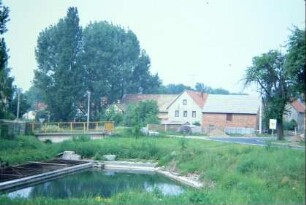 Ortseingang von Bucha her, links ein kleiner Teich mit Fischzucht