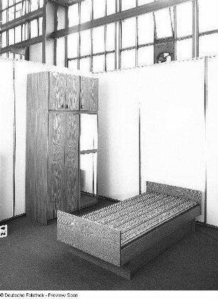 Bett : Jugendzimmer "Schwerin 2000" (1984; VEB Möbelkombinat Ribnitz-Damgarten). Kleiderschrank und Bett