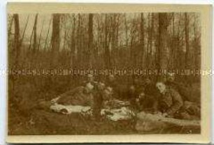 Soldaten-Picknick im Wald an der Westfront