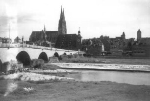 Regensburg. Stadtteilansicht mit Steinerner Brücke, Dom St. Peter, Brückentor und Salzstadel. Blick von Nordwesten über die Donau