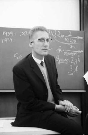 Freiburg: Biologisches Institut II, Prof. Dr. Peter Sitte beim Dozieren über das Elektronenmikroskop