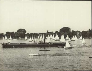 Deutschland. Berlin-Gatow. Segelboote auf der Havel. In der Bildmitte ein Dampfschiff