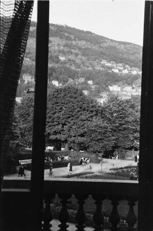 Gebäude : Von der Terrasse aufgenommenes Bild einer Siedlung auf dem Berghang.