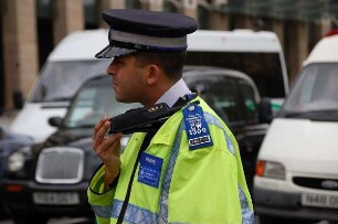 London - Polizei im Einsatz : Farbiger Verkehrspolizist in London, aufgenommen im Mai 2006