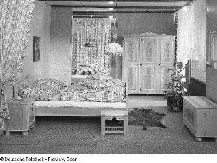 Ausstellungskoje mit Schlafzimmermöbeln (1981; VEB Möbelkombinat Zeulenroda-Triebes (ZEUTRIE))