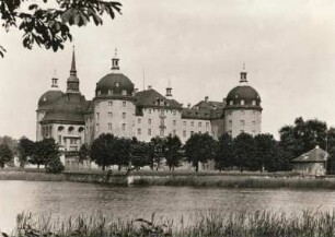 Moritzburg. Jagdschloss (Museum). Ansicht über den Teich von Südwesten