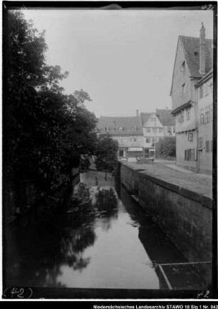 Fischerstraße mit Mauer längs der Oker, Ecke Kaiserplatz (Holzmarkt), Blick auf Holzmarkt. Bei der Kanalisierung der Stadt im Jahr 1907 ist die Mauer abgebrochen worden [vor 1907] (älterer Positivabzug vorhanden) Enthält: Platte 4 (eingeritzt: 8)