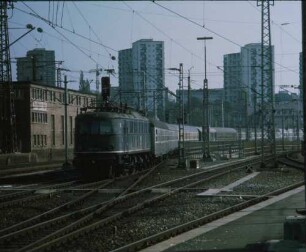 Stuttgart Hbf. Wartegruppe Vorortgleise Lok 118 017 Eilzug AA-S Bnb-Wagen
