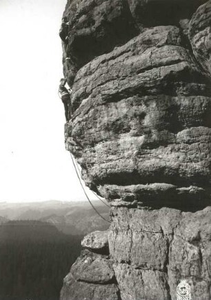Sächsische Schweiz, Affensteine. Bloßstock. Seilschaft Rudolf Klemm über der Baustelle der Südwestkante bei der Erstbegehung der Westwand (VIIb [VIIc])