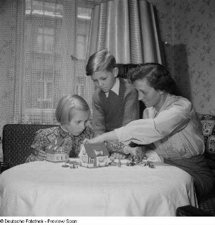 Porträt Mutter mit Tochter und Sohn