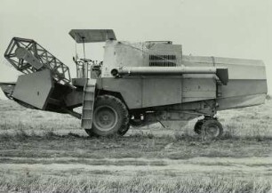 Mähdrescher E 512 bei Weizenernte