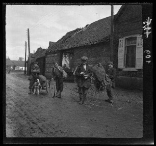 [Bailleul-Sir-Berthoult (Dep. Pas-de-Calais, Frankreich):] bettelnde einheimische Kinder auf einer morastigen Ortsstraße