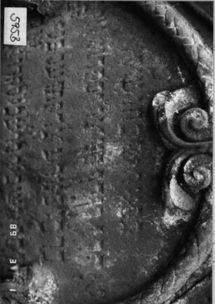 Grabstein 595 (Index: 99753098) Material: Sandstein Zustand: verwittert mit Textverlust Maße HxBxT: 126x97x18 cm Beschreibung: in geschwung. Treppen eingezog. Rundbogenabschl. , ovales Schriftfeld eingetieft Symbolik: Muschel, Pinienzapfen, Blätter, Ranken, Schriftband, Voluten: Grabstein 595B