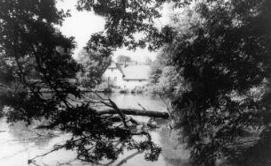 Hohendubrau-Gebelzig-Nieder-Gebelzig. Ehemalige Wassermühle beim Gut, Blick zur Mühle